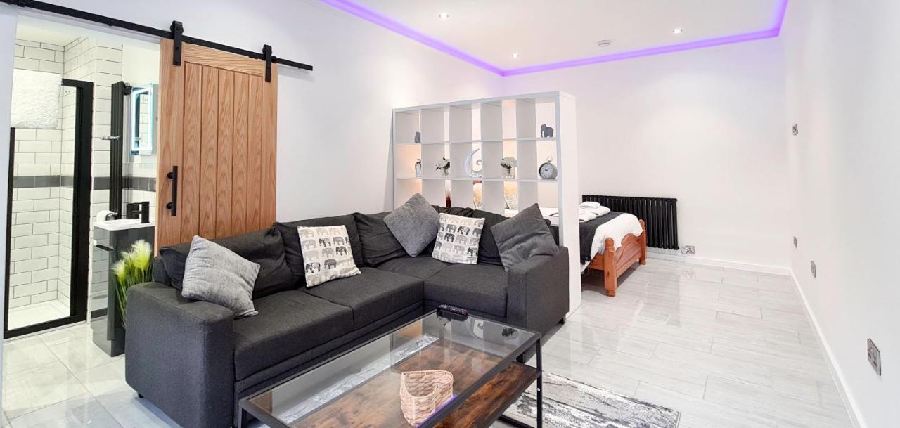 The Studio, Luxury Modern Apartment In The South Hams, Stunning Walks On The Doorstep, A 20 Minute Drive To The Beautiful Sandy Beaches, Quiet Courtyard Setting, Shops, Bars And Restaurants A Short Walk Away! Айвибридж Екстериор снимка