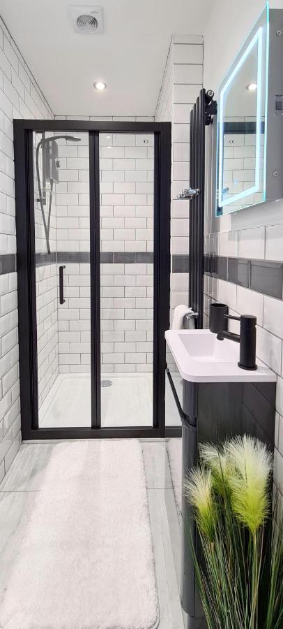 The Studio, Luxury Modern Apartment In The South Hams, Stunning Walks On The Doorstep, A 20 Minute Drive To The Beautiful Sandy Beaches, Quiet Courtyard Setting, Shops, Bars And Restaurants A Short Walk Away! Айвибридж Екстериор снимка
